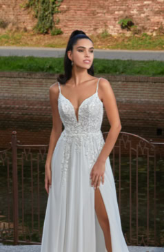 Modernes Brautkleid FM51714 mit tiefem V-Ausschnitt, zartem Spitzen-Corsagenoberteil und fließendem Chiffonrock mit Beinschlitz – feminin, elegant und perfekt für Sommerhochzeiten. Erhältlich bei FM Braut- und Abendmode in Sandkrug bei Oldenburg.