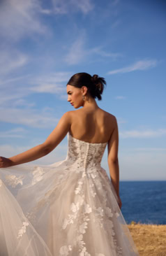 A-Linie Brautkleid mit floraler Spitze, transparentem Corset-Top und zarten Tüllhandschuhen – FM Braut- und Abendmode Sandkrug bei Oldenburg.