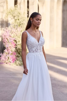 Brautkleid FM52243 in Ivory mit romantischem Spitzentop und fließendem Chiffonrock in A-Linie – zartes und elegantes Hochzeitskleid bei FM Braut- und Abendmode in Sandkrug bei Oldenburg.