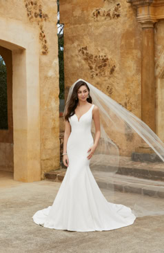 51456 Modern, elegant und wunderschön! Dieses hinreißende Fit and Flare Brautkleid