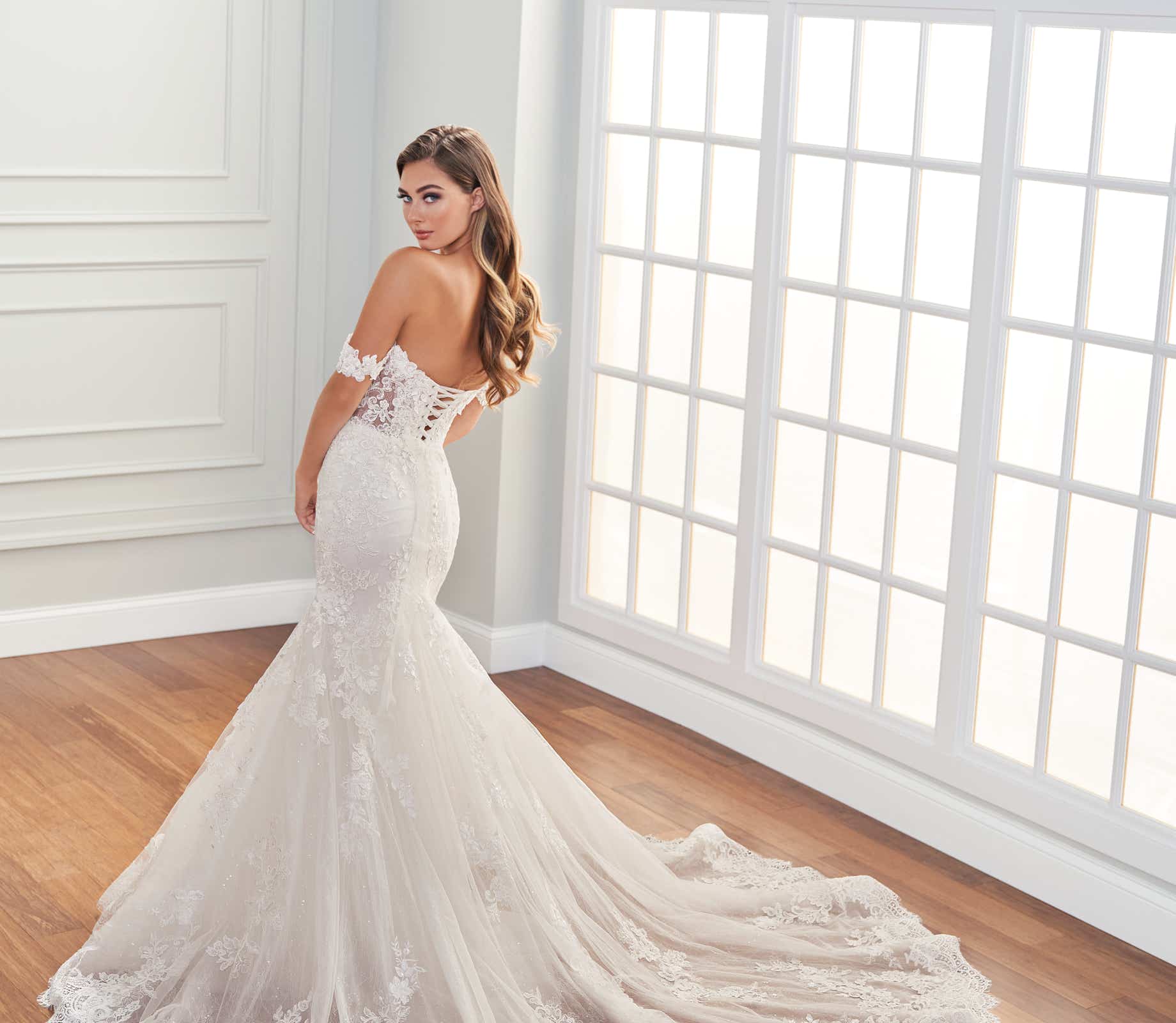 51678 Eine elegante Schönheit in Form eines Brautkleides
