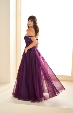 Langes Abendkleid FM52187 in Navy mit Glitzertüll und schulterfreiem Design – erhältlich bei FM Braut- und Abendmode in Sandkrug bei Oldenburg.