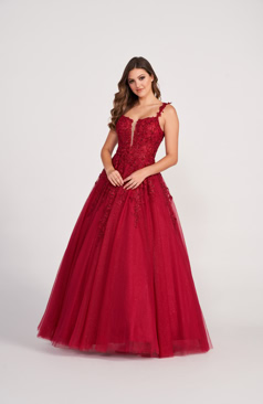 Langes Abendkleid FM52310 in dunklem Pflaumenton mit Glitzertüll und Spitzenapplikationen – erhältlich bei FM Braut- und Abendmode in Sandkrug bei Oldenburg.