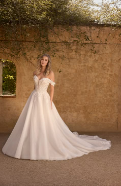 Prinzessinnenbrautkleid FM51991 mit abnehmbaren Off-Shoulder-Trägern, 3D-Spitzenkorsage und glitzerndem Tüllrock – FM Braut- und Abendmode Sandkrug bei Oldenburg.