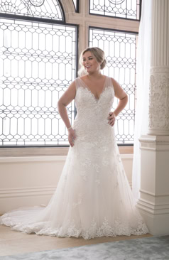 Das hier zusehende Brautkleid ist mit wundervollen auslaufenden Spitzenapplikationen und Pailletten verziert. Ein wirklicher Hingucker ist der Taillenbereich des Kleides. Der Bereich wurde mit Spitzentüll gearbeitet und betont gleichzeitig die Taille. Das Brautkleid hat einen eleganten herzförmigen Ausschnitt sowie Tüll-Träger und einen tiefen Rückenausschnitt. Ein weiterer Blickfang des Kleides ist die wundervolle Tüll-Schleppe die mit einem Spitzenabschluss verziert ist. Zu schließen ist das Brautkleid mit einer Schnürung im Rückenbereich. Optional ist dieses Kleid mit einem Reißverschluss und einer Knopfleiste erhältlich.