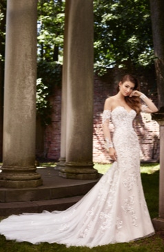 Ein wunderschönes Fit and Flare Kleid. Das halbtransparente Oberteil hat einen atemberaubenden herzförmigen Ausschnitt und eine Knopfleiste im Bereich des Rückens. Perlenbesetzte Spitze finden sich sowohl im Oberteils als auch im Rock wieder. Ein Blickfang ist vor allem auch der Pailletten- und Glitzertüll der im Kleid eingearbeitet ist. Schulterfreie Spitzenärmel mit feinen Kristallperlen sind bei dem Kleid mit enthalten. 