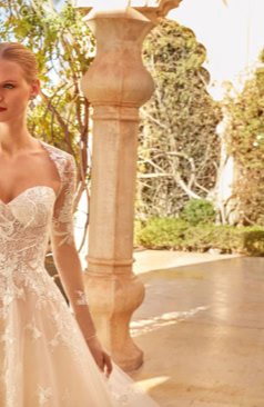 Ein trägerloses Prinzessinn Brautkleid. Das Kleid verfügt über einen Herzausschnitt und einer wunderschönen langen Schleppe. Romantisch und modern. Dieses Hochzeitskleid ist mit aufwendigen Perlen- und Spitzenstickereien versehen. Der üppige Rock der Robe besteht aus luxuriösem Organza und bestickten Spitzentüll. Das Kleid wird über einen Reißverschluss im Rückenbereich geschlossen.