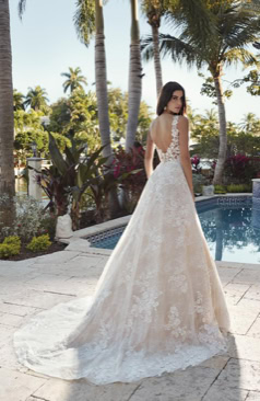 Eine wundervolle A-Linie mit reichlich bestickten Spitzenapplikationen, schmücken den Illusions-Neck-Mieder und die gesamte Robe. Der Rücken wird durch den auffälligen, mit Spitze bestickten Tüll in Szene gesetzt. Das verträumte Tüllkleid besitzt einen voluminösen Rock mit einer langen traumhaften Schleppe. 