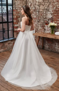 51013 Ein wundervolles romantisches Brautkleid