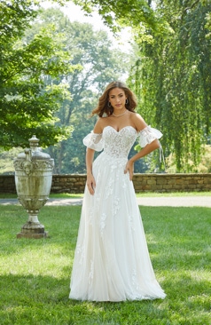51207 Ein wundervolles zartes und romantisches Brautkleid