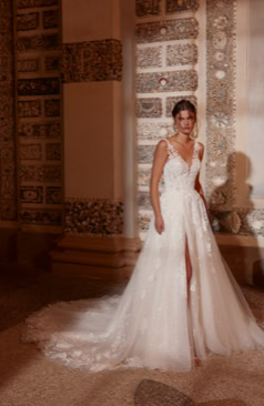 Dieses klassische Kleid mit einem verführerischen Twist eines Schlitzes ist die perfekte Wahl für die moderne Braut, die nach einem Hauch von Sinnlichkeit sucht.