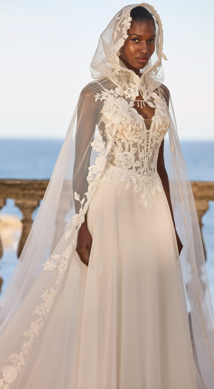 52242 Brautkleid mit Spitzen-Corsage und feiner Schleppe