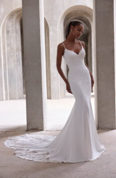 52246 Fit and Flare Spitzen-Brautkleid mit eleganter Schleppe