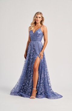 Langes Abendkleid FM52161 in Fliederblau mit floraler Spitze und hohem Beinschlitz – erhältlich bei FM Braut- und Abendmode in Sandkrug bei Oldenburg.