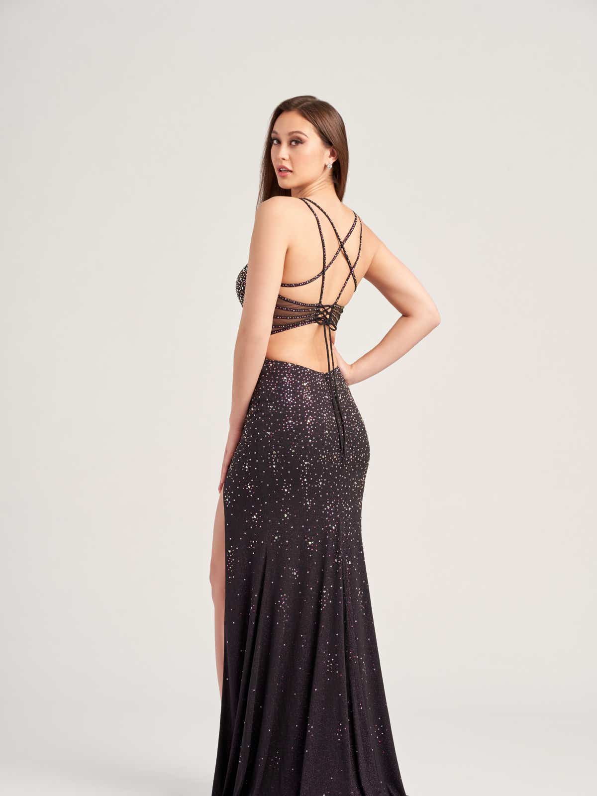 51919 Sexy und Glamourös sind die treffenden Worte für dieses brillante Abendkleid. Das hier zusehende Fit and Flare Kleid besitzt einen abgerundeten V-Ausschnitt, einen verführerischen seitlichen Beinschlitz, zarte mit Glitzer verzierte Spaghetti-Träger, einen funkelnden Stretch-Soff und einen unglaublich schönen und gleichzeitig verspielten Rückenausschnitt. Die Einzigartigkeit dieses Abendkleides wird durch die fantastische Glitzerverzierung besonders hervorgehoben. 