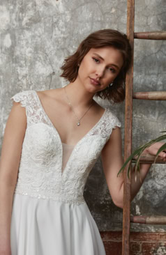 Elegantes Brautkleid FM51739 in Plus Size mit V-Ausschnitt, zartem Spitzenoberteil und fließendem Chiffonrock – erhältlich bei FM Braut- und Abendmode in Sandkrug bei Oldenburg.