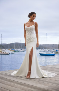 Fit and Flare Brautkleid FM52268 mit tiefem Rückenausschnitt, feiner Spitze und transparenter Schleppe. Erhältlich bei FM Braut- und Abendmode in Sandkrug bei Oldenburg.