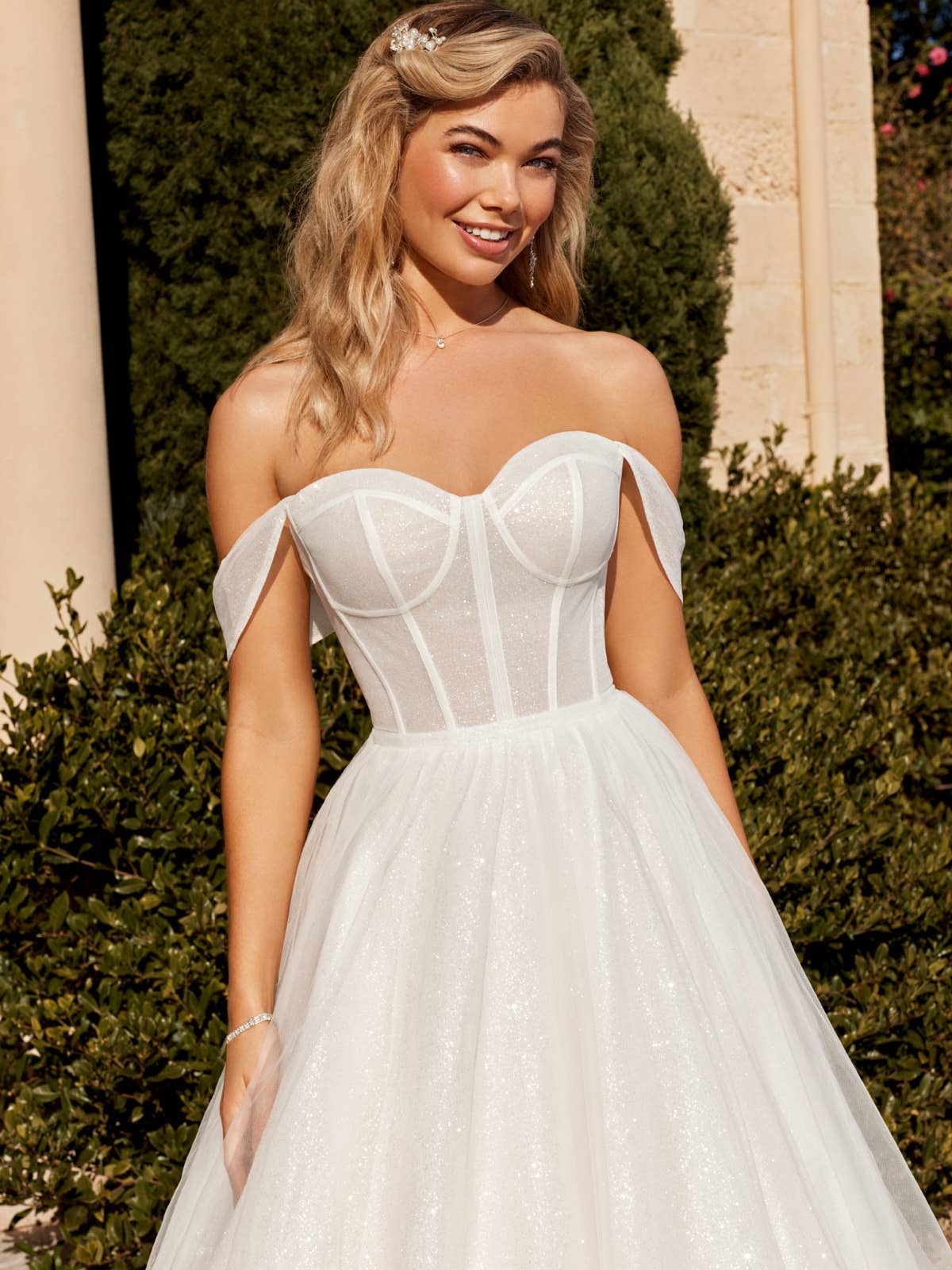 51666 Ein fantastisches Brautkleid mit schulterfreien Trägern