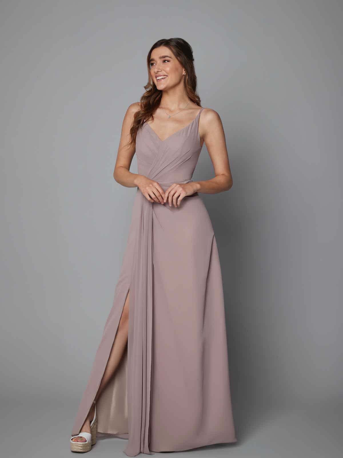 51862 Chiffon-Abendkleid mit drapiertem V-Ausschnitt, Beinschlitz und zarten Trägern. Perfekt für Festliche Anlässe jeder Art. Dieses und viele weitere wundervolle Abendkleider in vielen weiteren Farben erhältlich. 