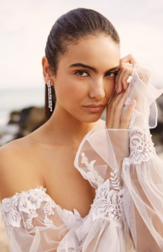 Prinzessinnen-Brautkleid mit transparenter Korsage, floraler Spitze und abnehmbaren Off-Shoulder-Ärmeln – FM Braut- und Abendmode Sandkrug bei Oldenburg.