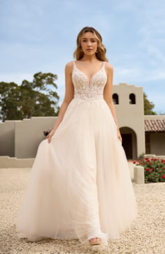 A-Linie Brautkleid mit zarter Spitze, transparentem Rückenteil und feinen Off-Shoulder-Trägern – FM Braut- und Abendmode Sandkrug bei Oldenburg.