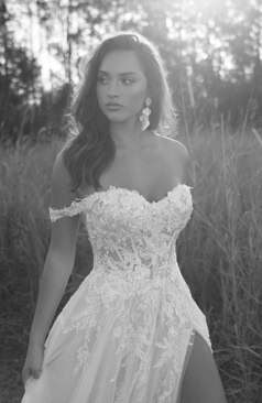 A-Linie Brautkleid mit zarter Off-Shoulder Korsage, eleganten Spitzenapplikationen und fließender Schleppe – FM Braut- und Abendmode Sandkrug bei Oldenburg.