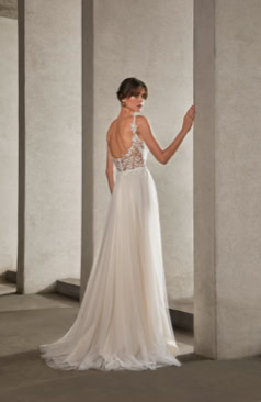 Boho-inspiriertes Brautkleid FM52047 mit zartem Spitzenoberteil, transparenten Flatterärmeln und fließendem Softtüllrock – ideal für Bräute, die Leichtigkeit und Romantik lieben. Erhältlich bei FM Braut- und Abendmode in Sandkrug bei Oldenburg.