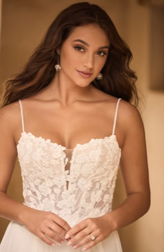 A-Linie Brautkleid mit tiefem Rücken, feinen Spaghettiträgern und zarter Spitzenapplikation am Saum – FM Braut- und Abendmode Sandkrug bei Oldenburg