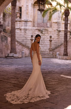 Fit and Flare Brautkleid FM52247 mit tiefem Ausschnitt, Spitzen-Corsage und eleganter Schleppe. Erhältlich bei FM Braut- und Abendmode in Sandkrug bei Oldenburg.