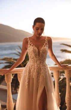 Romantisches A-Linien Brautkleid mit transparenter Blütenspitze, langen Ärmeln und Beinschlitz – modernes Spitzenbrautkleid – FM Braut- und Abendmode Sandkrug bei Oldenburg.