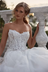 Elegantes Brautkleid mit trägerloser Corsage aus 3D-Blütenspitze und glattem Satinrock mit Taschen – Brautmode bei FM Braut- und Abendmode Sandkrug bei Oldenburg.