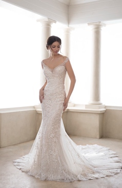 Traumhaft und gleichzeitig ganz außergewöhnlich. Zusehen ist ist hier ein faszinierendes Fit-and-Flare Kleid aus Tüll und floraler Spitze. Das Hochzeitskleid schmeichelt der Taille und verfügt über dezente Illusionsspitzen-Träger. Das Dekolleté wird durch den geschwungenen Ausschnitt betont. Moderne Spitzenapplikationen schmücken den gesamten vorderen Bereich des Kleides. Ein Hingucker ist vor allem der atemberaubende tiefausgeschnittene V-Rücken aus Illusionsspitze und Glitzerpailletten. Doch das ganz besondere an dem Hochzeitskleid ist die spitz-zulaufende Schleppe aus Tüll und mehreren Spitzenabschlüssen. Geschlossen wird das Kleid durch eine Diamanten-Knopfleiste im Rückenbereich. 