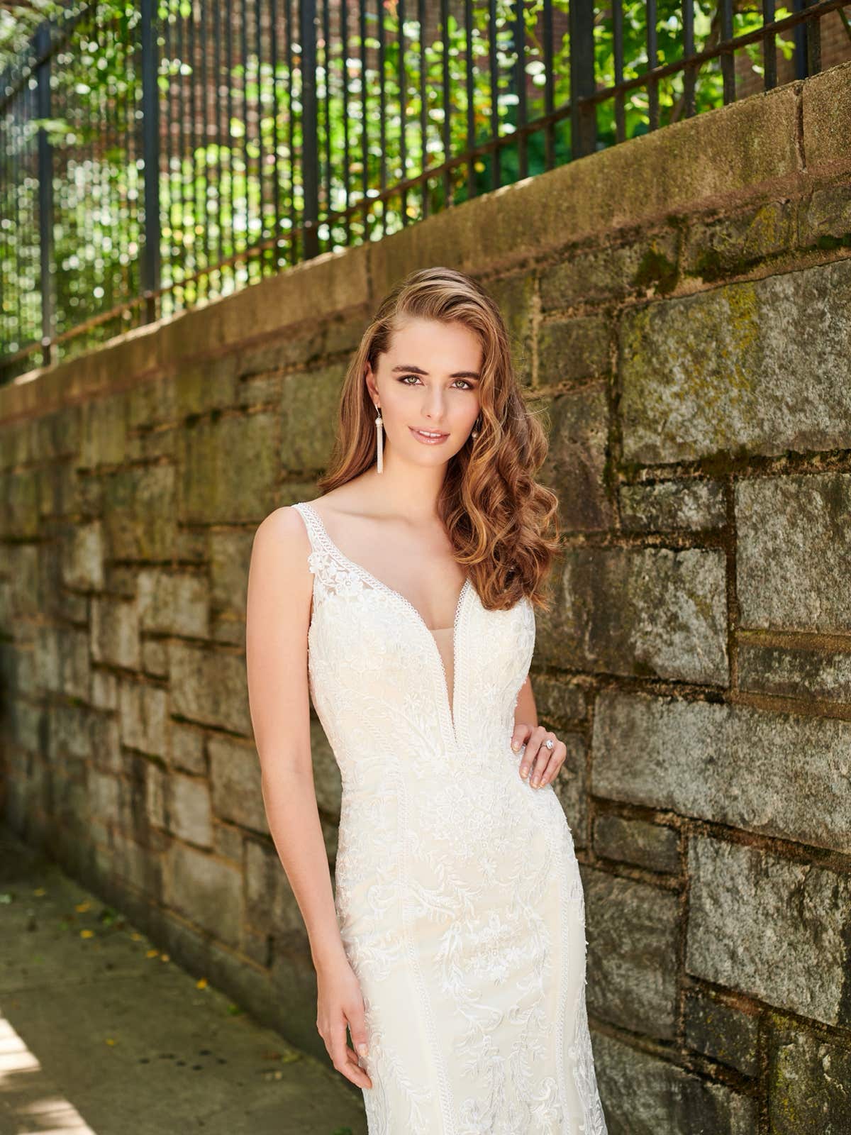 20122 Hübsches A-Linien Kleid aus Spitze und Tüll