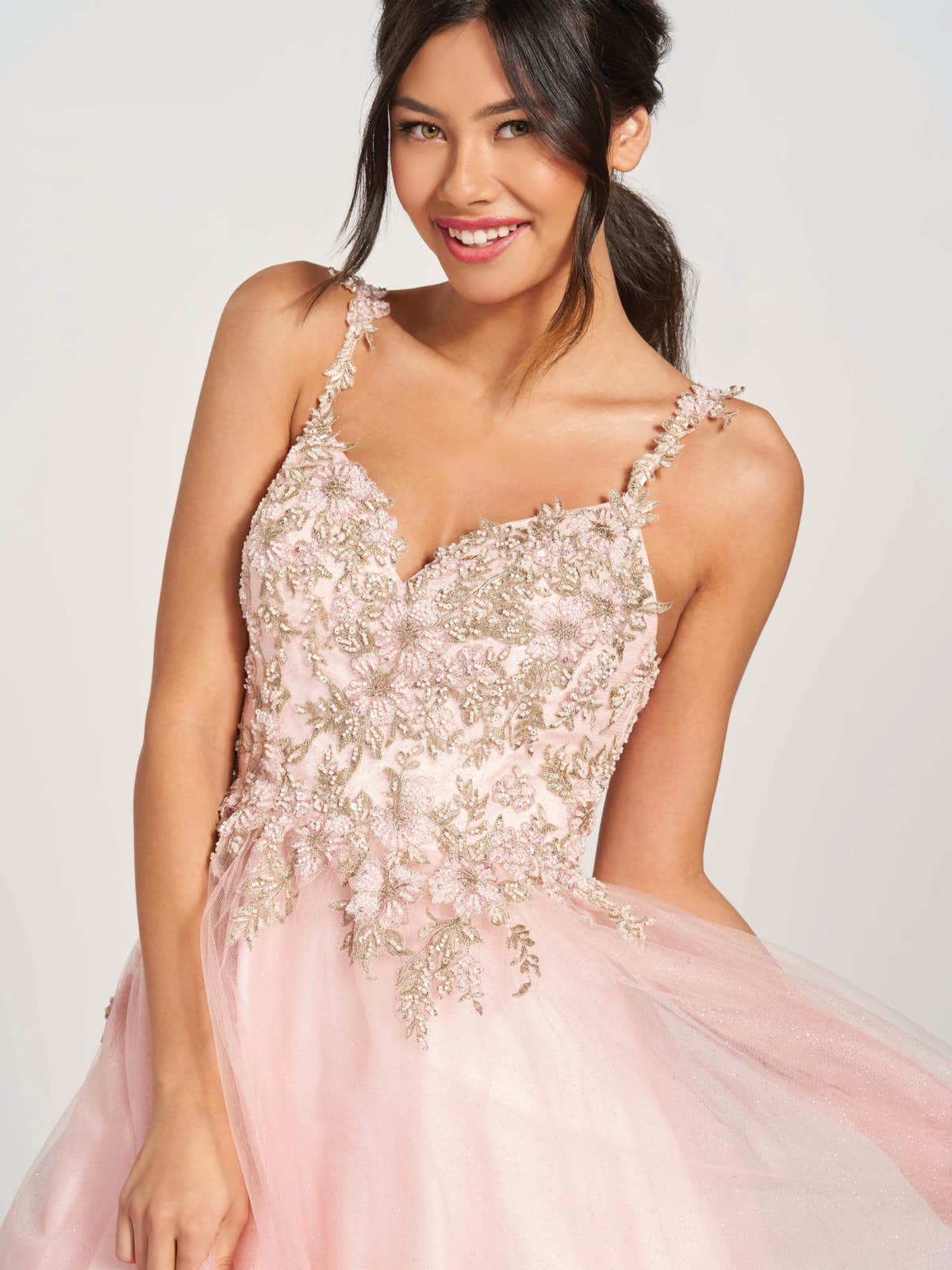 Ein elegantes ausgestelltes Abendkleid aus Glitzer-Tüll und viel Spitze