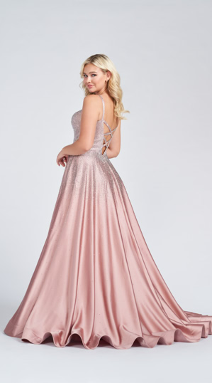 50868 Ein funkelndes Ballkleid aus Satin mit verzierten Glitzerdetails. Die A-Linie hat einen herzförmigen Ausschnitt, dezente Träger, einen exklusiven Beinschlitz und eine elegante Schleppe. Ein zusätzlicher Blickfang ist vor allem der verspielte Rückenausschnitt. Geschlossen wird das Kleid mit einem Reißverschluss unterhalb des Rückenausschnitts. Ein wunderschönes Ballkleid! 