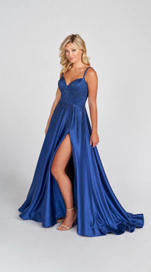 50868 Ein funkelndes Ballkleid aus Satin mit verzierten Glitzerdetails. Die A-Linie hat einen herzförmigen Ausschnitt, dezente Träger, einen exklusiven Beinschlitz und eine elegante Schleppe. Ein zusätzlicher Blickfang ist vor allem der verspielte Rückenausschnitt. Geschlossen wird das Kleid mit einem Reißverschluss unterhalb des Rückenausschnitts. Ein wunderschönes Ballkleid! 
