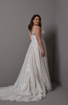 51935 Ein romantisches A-Linien Brautkleid mit bezaubernden Spitzenapplikationen