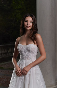 52033 Eleganz in Spitze: Entdecken Sie unser traumhaftes trägerloses Brautkleid 