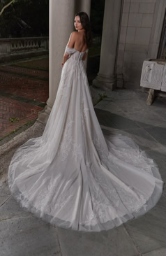 52033 Eleganz in Spitze: Entdecken Sie unser traumhaftes trägerloses Brautkleid 