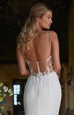 52135  Moderne Eleganz trifft Romantik: Entdecken Sie unser Fit-and-Flare-Brautkleid.