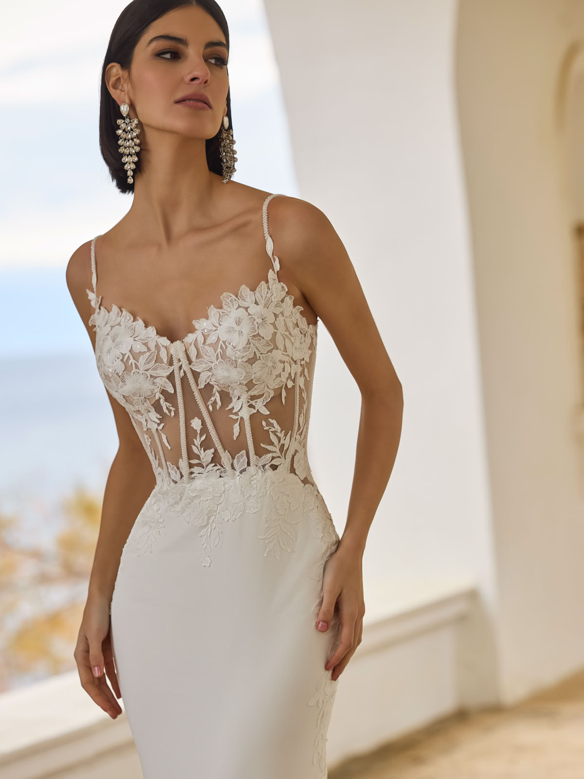 52093 Verzaubern Sie alle im glamourösen  Fit and Flare Brautkleid: Florale Spitze trifft auf natürlichen Boho-Stil