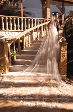 52248 - Romantisches A-Linien-Brautkleid mit tiefem Ausschnitt