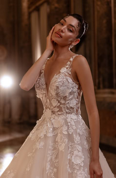 Prinzessinnen-Brautkleid mit hochgeschlossenem Spitzenoberteil, langen Ärmeln, 3D-Blüten und opulenter Schleppe – FM Braut- und Abendmode Sandkrug bei Oldenburg.