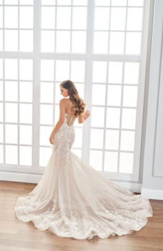 50582 Ein Fit-and-Flare Brautkleid im Lingerie-Stil