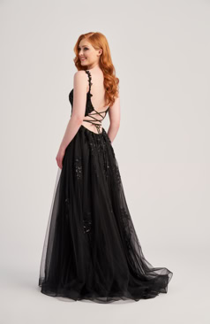 Langes Abendkleid FM51951 in Schwarz mit zarter Spitze und transparentem Oberteil – erhältlich bei FM Braut- und Abendmode in Sandkrug bei Oldenburg.