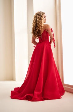 Romantisches Abendkleid FM52324 in Rot mit floraler Corsage, verspielten Off-Shoulder-Trägern und Beinschlitz – erhältlich bei FM Braut- und Abendmode in Sandkrug bei Oldenburg.