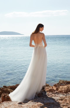 Moderner Braut-Zweiteiler FM51710 mit transparentem Perlen-Top und fließendem Softtüllrock – ein außergewöhnlicher Look für stilbewusste Bräute, die Leichtigkeit und Glamour verbinden möchten. Erhältlich bei FM Braut- und Abendmode in Sandkrug bei Oldenburg.