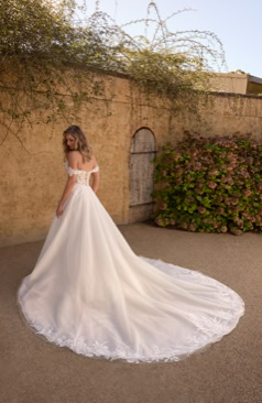 Prinzessinnenbrautkleid FM51991 mit abnehmbaren Off-Shoulder-Trägern, 3D-Spitzenkorsage und glitzerndem Tüllrock – FM Braut- und Abendmode Sandkrug bei Oldenburg.