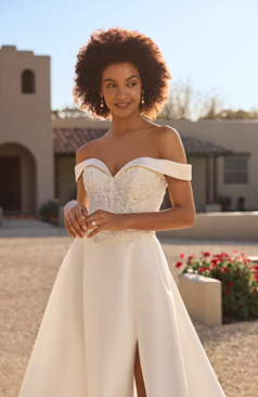 A-Linie Brautkleid mit eleganter Off-Shoulder-Ausschnittlinie, langer Schleppe und durchgehender Knopfleiste im Rücken – FM Braut- und Abendmode Sandkrug bei Oldenburg.