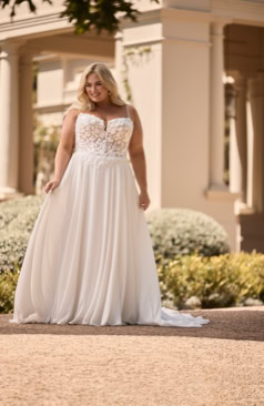 A-Linie Brautkleid mit tiefem Rücken, feinen Spaghettiträgern und zarter Spitzenapplikation am Saum – FM Braut- und Abendmode Sandkrug bei Oldenburg